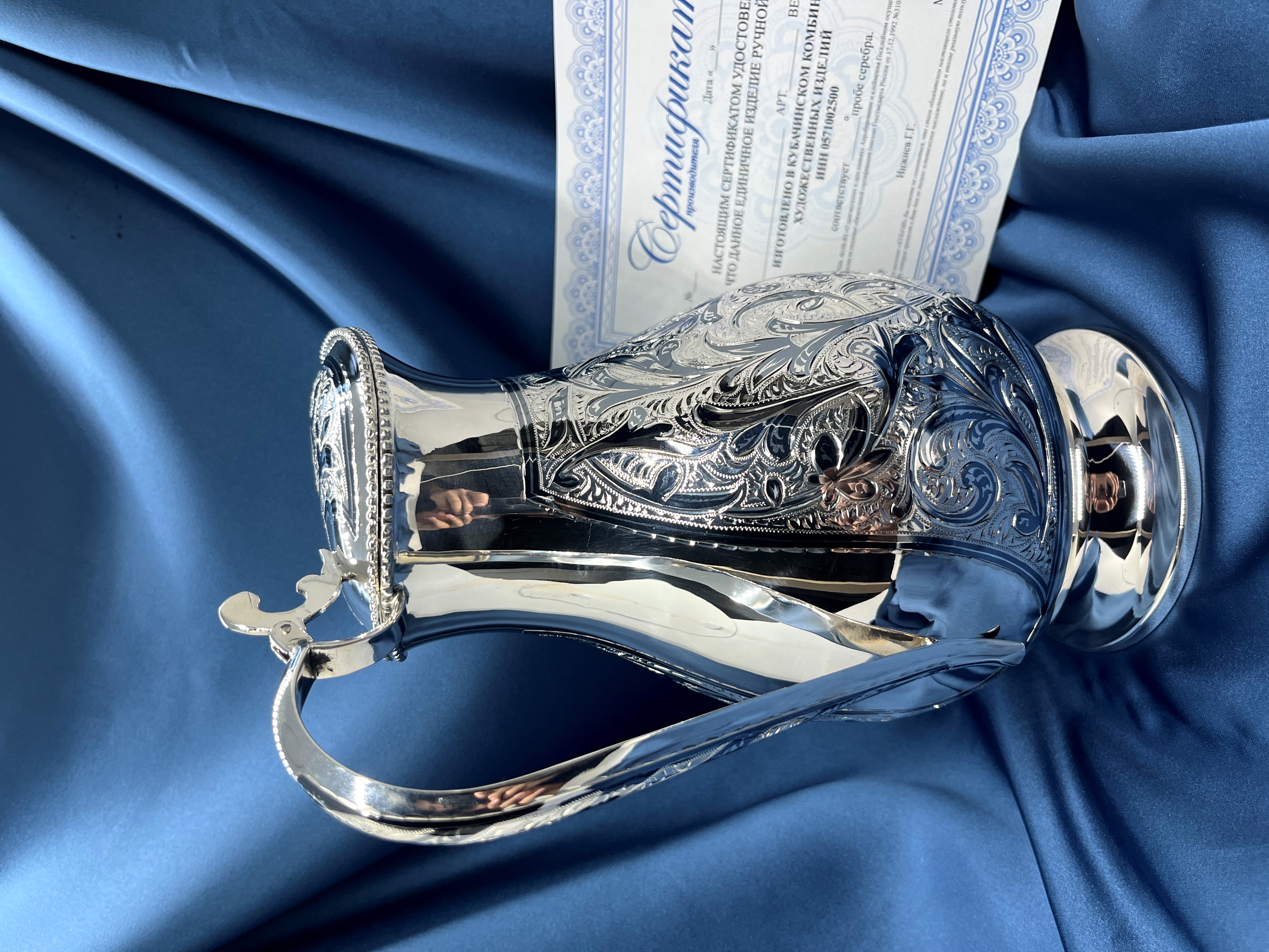Серебряный кувшин для воды